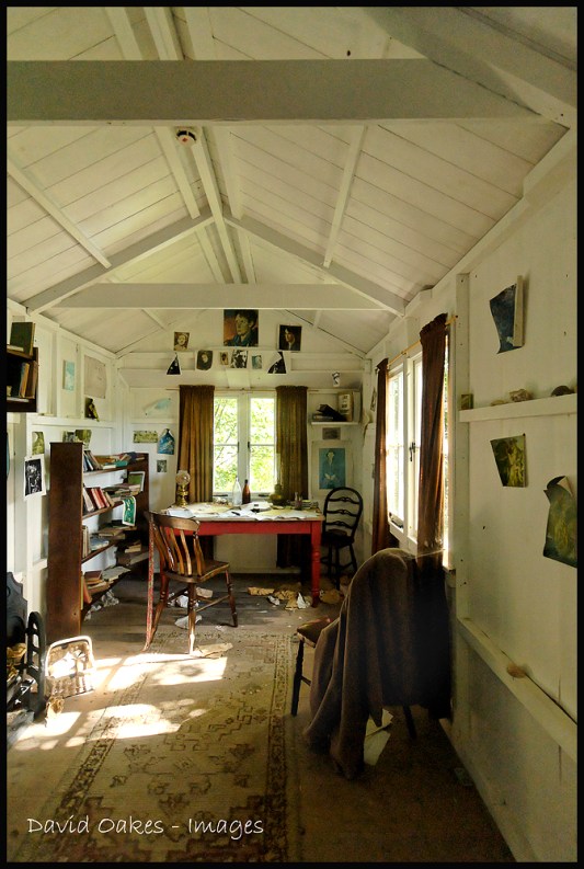 Laugharne,-Dylan-Thomas's-Writing-Shed-above-the-Taf-023