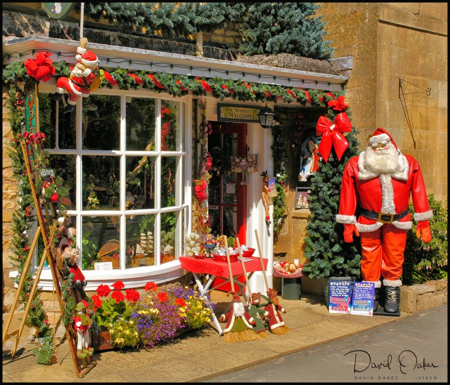 BROADWAY-(Its-always-Christmas-at-this-High-Street-shop)-01
