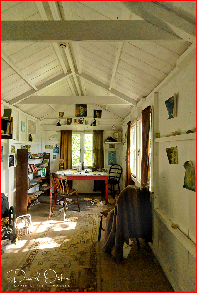 Laugharne,-Dylan-Thomas's-Writing-Shed-above-the-Taf-023-(2)